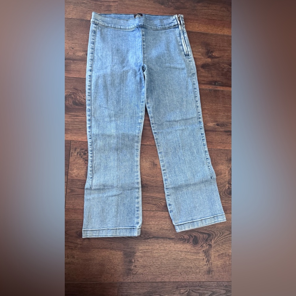 Urban Outfitters UO BDG Light Wash straight Leg Cropped  Jeans Size 4